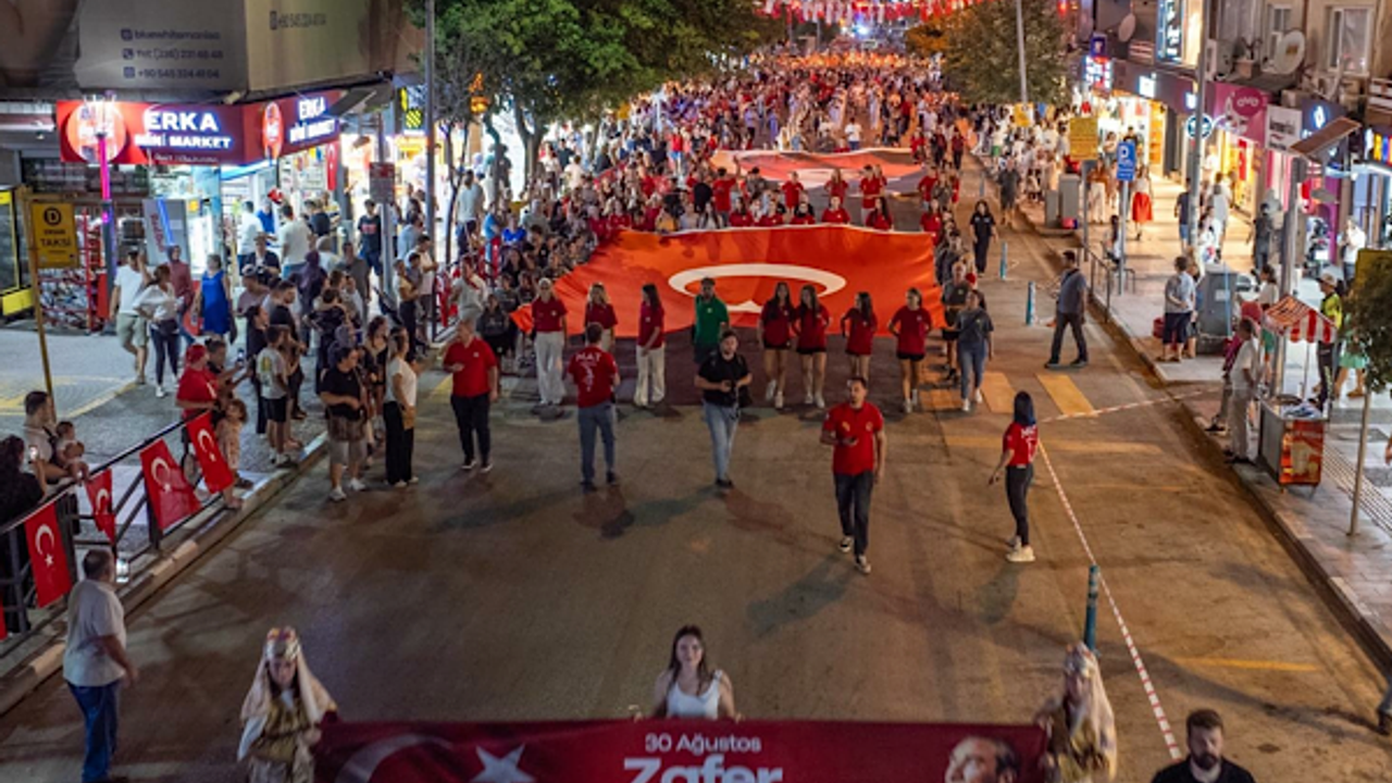 Manisa’da 30 Ağustos Zafer Bayramı yürüyüş ve Hadise konseriyle kutlandı