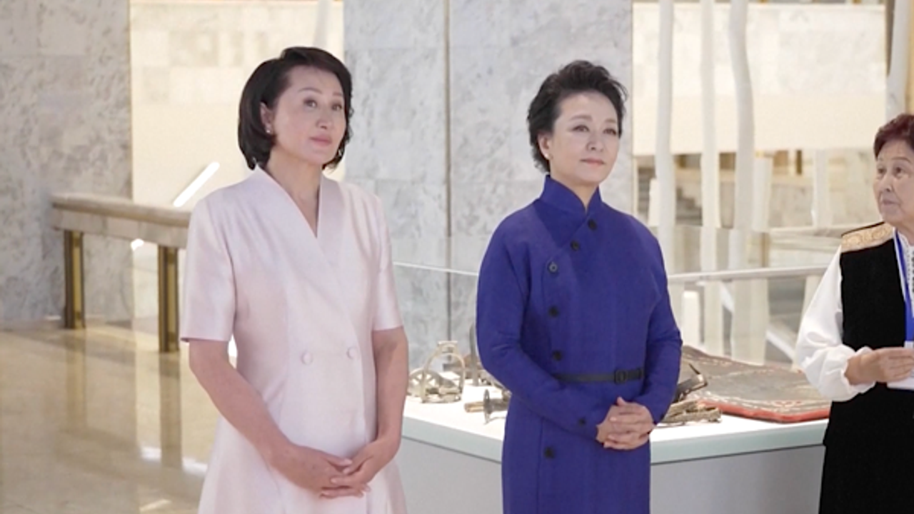 Peng ve Japarova, Kırgızistan Ulusal Tarih Müzesi’ni ziyaret etti
